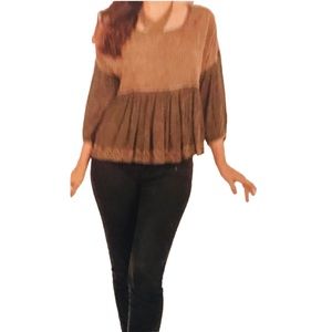 NWT.  Sacred Threads Blouse S/M.    218172. GR/GR